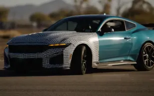 فورد تزيح الستار عن موستانج دارك هورس SC بمحرك V8 قوي (فيديو)