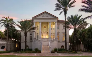 بيع قياسي في فلوريدا: قصر على الخليج يُسجل أغلى سعر في بان هاندل