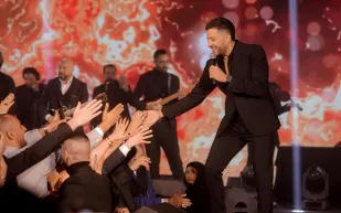 أناقة بلا قيود: النجوم يكسرون قواعد رابطة العنق في حفلات رأس السنة 2026