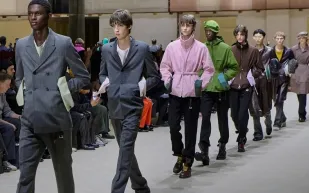 عروض أزياء الرجال لشتاء 2026: عودة رالف لورين بعد غياب، ووجوه الحيوانات تميّز عرض Etro