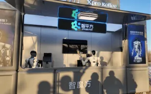 روبوت يصنع القهوة ويبيعها بكفاءة استثنائية في الصين (فيديو)