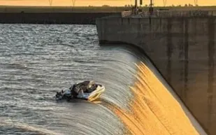 لحظات تحبس الأنفاس.. نجاة 4 أشخاص علق قاربهم على حافة سد شاهق (فيديو)