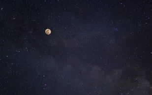 الصين تحلق بالابتكار: تطوير بطاريات الليثيوم أيون في الفضاء!