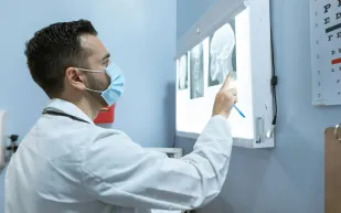 قصة إنسانية مؤلمة تكشف الوجه الخفي للخرف المبكر.. ماذا نعرف عنه؟