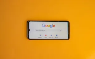 دان تايلور يوضح استراتيجية جوجل للفصل بين الذكاء الاصطناعي والإعلانات