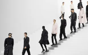 الألوان المحايدة تتحدى صيحات الموضة.. تنسيقات بسيطة لإطلالات أنيقة