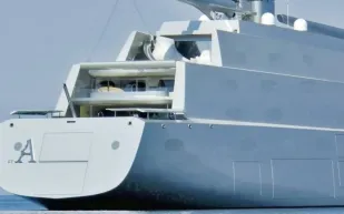 رمز للفخامة بلا مالك: يخت Sailing Yacht A في ترييستي.. رمز حضري باهظ التكلفة (فيديو)