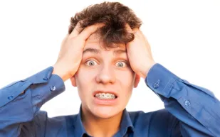 هل تعاني من عادة طحن الأسنان؟ 3 علامات قد تخبرك بذلك 