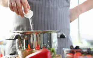 هل تتبع حمية قليلة الملح؟ هكذا يسبب نقص الصوديوم مخاطر غير متوقعة