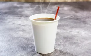 دراسة تكشف مخاطر شرب القهوة من الأكواب البلاستيكية