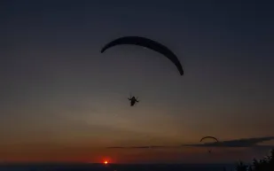 مظلي يعلق في شباك مرمى كرة القدم الأمريكية خلال مباراة