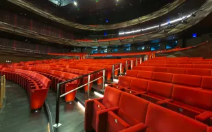 شباك التذاكر السعودي يواصل انتعاشه: «طلقني» يقود الإيرادات الأسبوعية (فيديو)