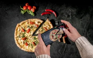 دولة تحظر إعلانات الوجبات السريعة على التلفزيون والإنترنت