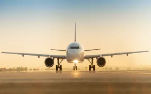 لحظات رعب في مطار هيوستن بسبب هبوط غير متوقع لطائرة "ناسا WB-57" (فيديو)