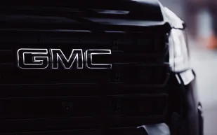 مستقبل القيادة الذكية مع جنرال موتورز.. العين تتحكم في مسار السيارة (فيديو)