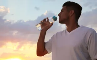 كمية الماء المثالية يوميًا.. هل تشرب ما يكفي حسب عمرك؟