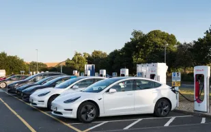 كيف تحافظ على كفاءة السيارات الكهربائية؟ أسرار إطالة عمر البطارية