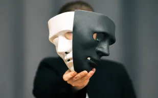 دراسة تربط بين التعلق غير الآمن وسمات الشخصية الميكافيلية