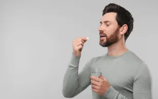 كيف تؤثر المضادات الحيوية على بكتيريا الأمعاء وكيمياء الدماغ؟ دراسة تجيب