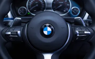 ابتكار BMW الجديد: تقنية تمنع الخطأ القاتل في ناقل الحركة اليدوي
