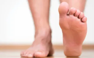 لماذا لا نستطيع تحريك أصابع القدم واحدة تلو الأخرى؟ إليك السبب