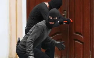 لص سيء الحظ يعلق في مكان غير متوقع بمنزل حاول سرقته (فيديو)