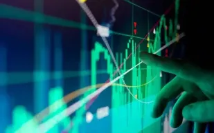 سوق الأسهم السعودي يبدأ الأسبوع بهبوط طفيف: أسهم الشركات الكبرى تسجل تراجعًا