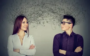 لماذا يُنظر للرجال كقادة والنساء كراعيات؟ دراسة علمية تكشف السبب