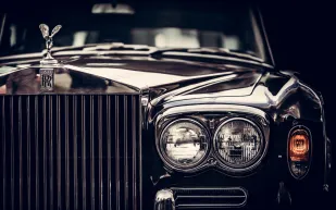 لماذا يختار عملاء رولز-رويس الفخامة الكلاسيكية بدلاً من السيارات الكهربائية؟