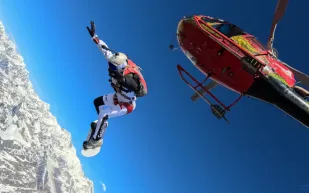 من قمم "إيفرست" إلى "غينيس".. قصة قفزة "سكاي سيرف" تاريخية (فيديو)