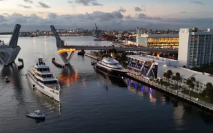 عبور تاريخي.. يخت Ulysses العملاق يتحدى جسر فلوريدا الشهير (فيديو)