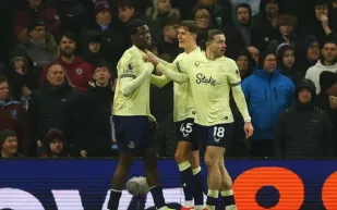 إيفرتون يحقق انتصارًا ثمينًا على أستون فيلا ويعزز آمال أرسنال في الصدارة