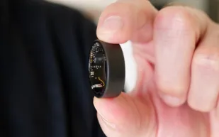 خاتم طبي  يتنبأ بالصداع النصفي قبل حدوثه.. كيف يحميك من الألم؟