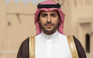 الأبيض ليس خيارًا واحدًا: درجات الثوب وأثرها على إطلالة يوم التأسيس 