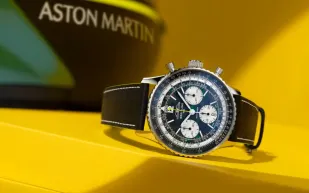 بريتلينغ وأستون مارتن تبتكران ساعة فورمولا1 بتصميم مستقبلي ومواد خفيفة (فيديو)