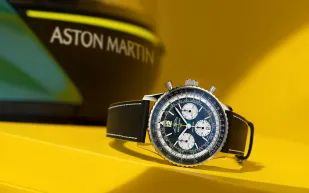 حين تلتقي الدقّة بالسرعة: Breitling و Aston Martin على حلبة الفورمولا 1
