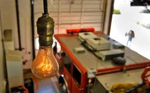 لمبة ليفرمور تحتفل بـ125 عامًا من الإضاءة المستمرة: ما سر صمودها؟