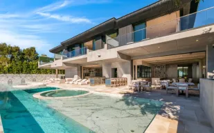 منزل أسطوري يتحدى الكوارث الطبيعية للبيع في كاليفورنيا