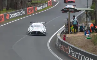 حادث خطير يوقف سباق Bathurst 12 Hour على جبل بانوراما (فيديو)