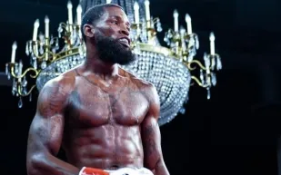 انهيار صادم للملاكم الأمريكي جوزيف جورج خلال نزاله في ديترويت (فيديو)