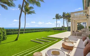 قصر فاخر في بالم بيتش للبيع بـ 80 مليون دولار.. مع نفق خاص يربطك بالشاطئ