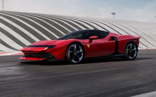 فيراري 849 تستاروسا ضد أستون مارتن فالهالا: أيهما يستحق ثمنه الخيالي؟