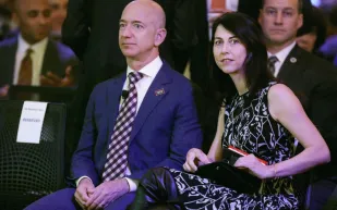 كيف تفوقت زوجة جيف بيزوس السابقة على عمالقة التكنولوجيا في العطاء الخيري؟