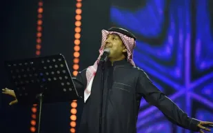 لحظة إنسانية لافتة.. راشد الماجد يغالب دموعه أمام جمهور البحرين (فيديو)