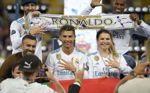 كيف احتفلت شقيقة رونالدو بعيد ميلاده الـ 41؟ 