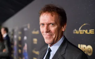 هيو لوري يكشف سر لياقته البدنية: كيف يحافظ على صحته في سن الـ66؟ (فيديو)