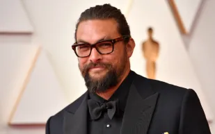 عرض موسيقي صاخب يكشف جانباً جديداً من جيسون موموا  (فيديو)