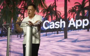 اعترافات مفاجئة من مليارديرات وادي السيليكون حول الشاشات