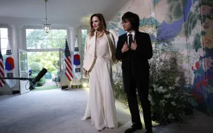 مادوكس نجل أنجلينا جولي يحذف لقب والده براد بيت.. هل سادت القطيعة؟