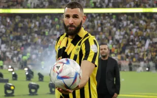 لاعب سابق يكشف مفاجأة حول انتقال بنزيما  للهلال (فيديو)